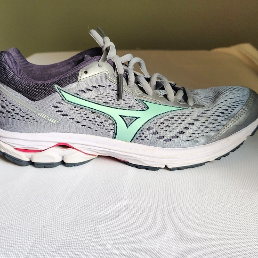 Mizuno Gray and Mint Athletic Shoes